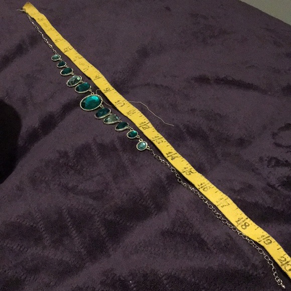 đź”´ Green and Gold Statement Necklace - Picture 7 of 7